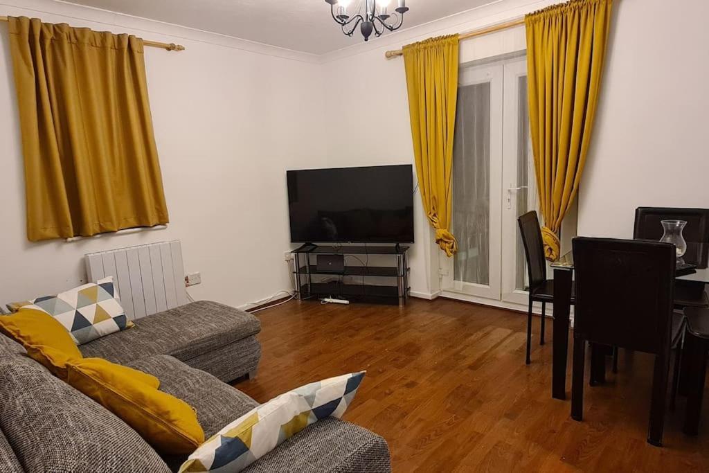 Private 2 Bed Flat Close To Excel & City Airport Londres Exterior foto